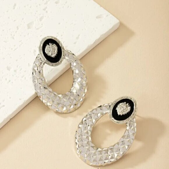 Silver Round & Lion Head Design Stud Earrings Zinc Alloy Jewelry - Picture 1 of 2